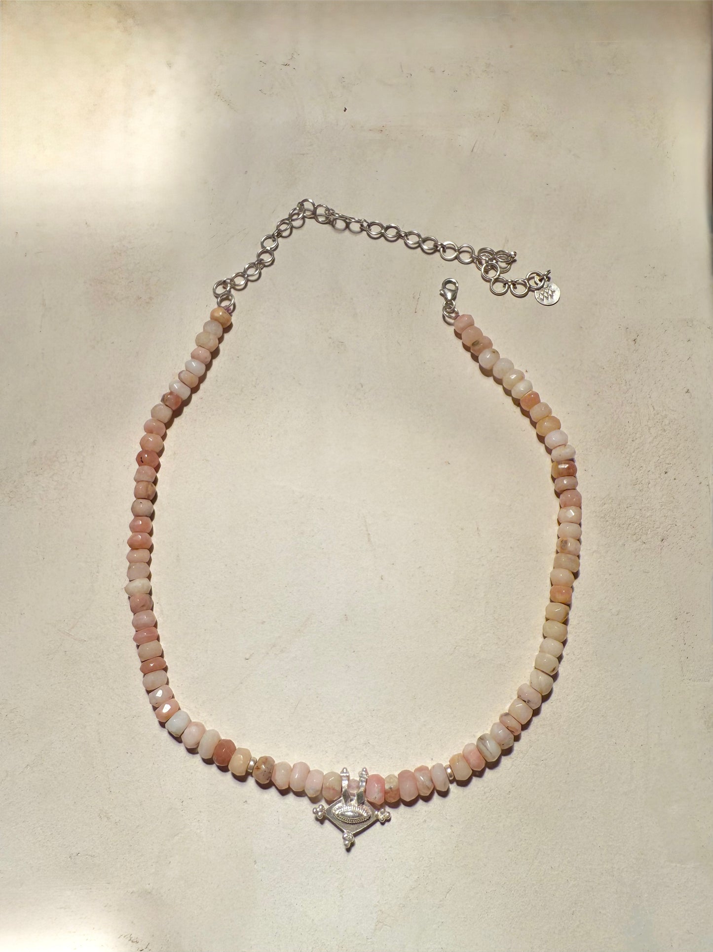 Hirz Necklace with pink opal