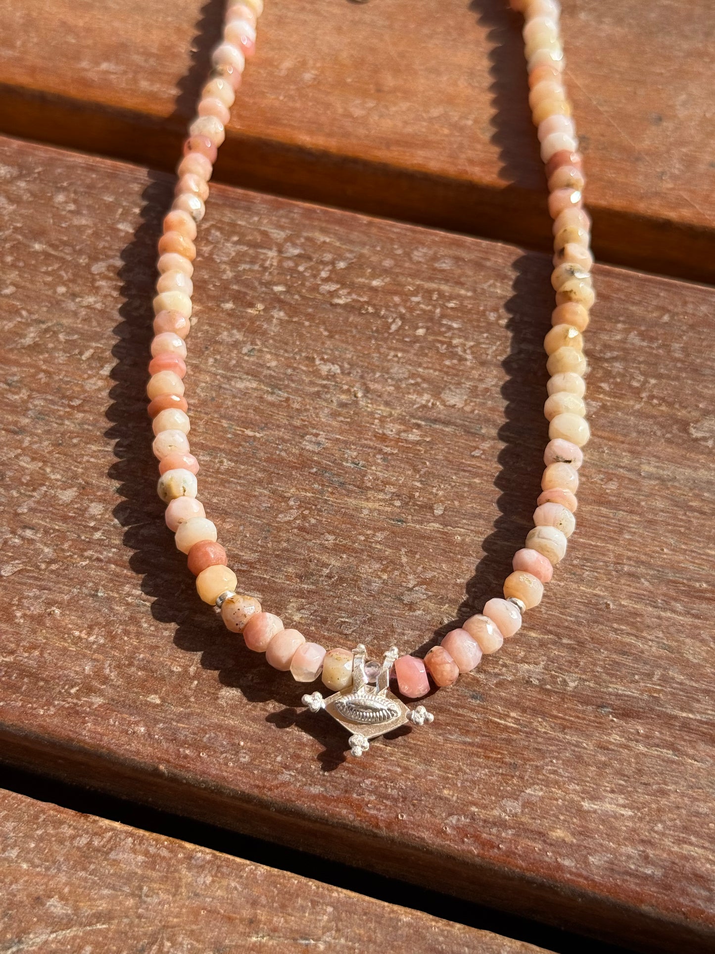 Hirz Necklace with pink opal