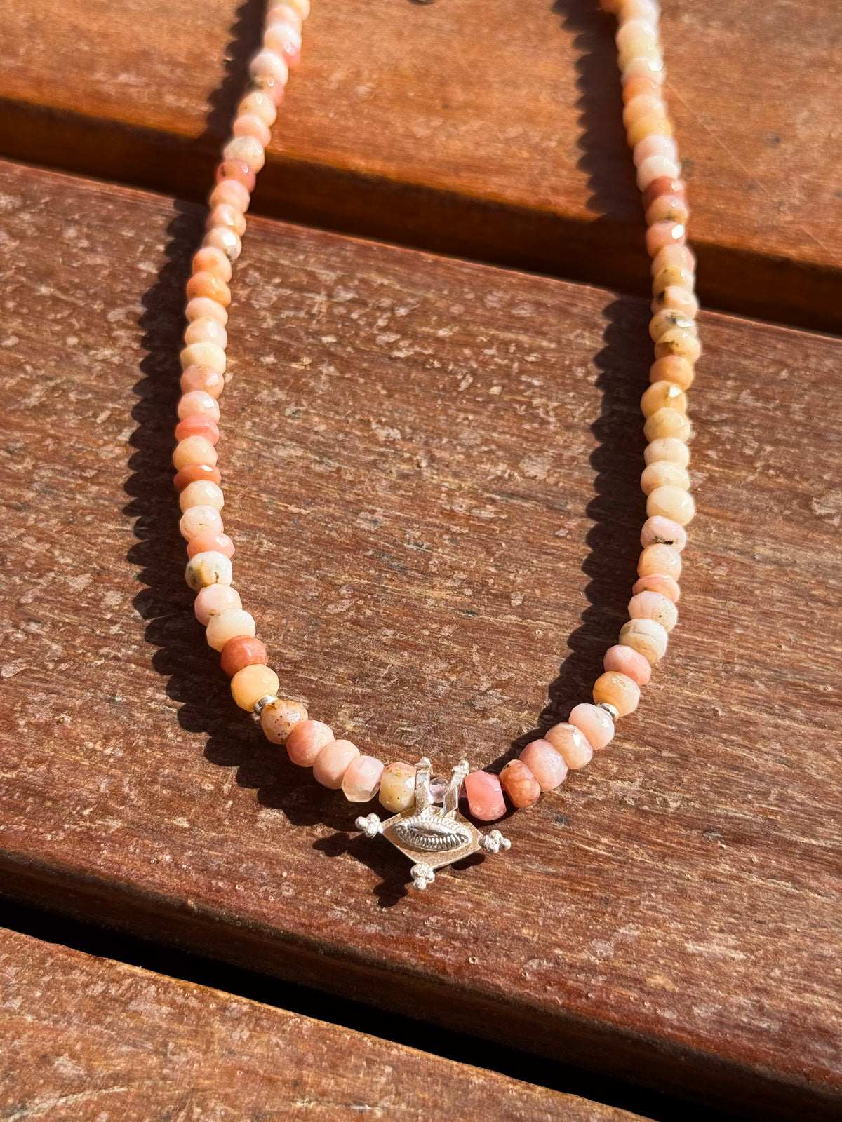 Hirz Necklace with pink opal